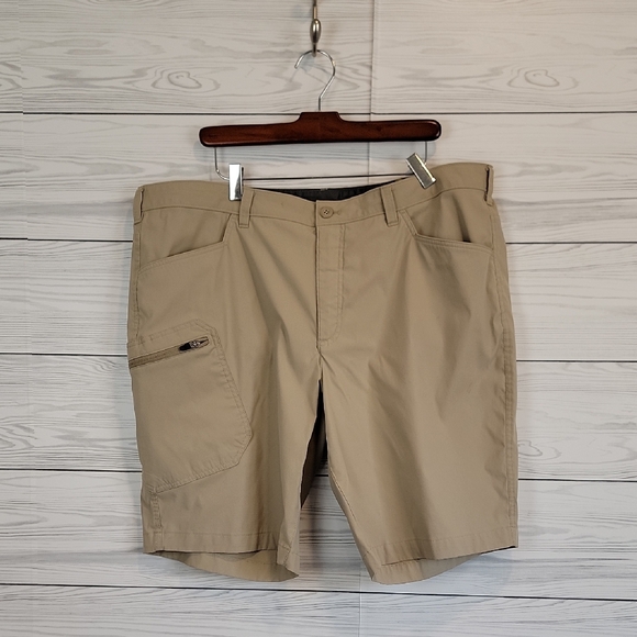Eddie Bauer Men's Tan Bermuda Shorts Quick Dry Nylon Size 42 - Picture 1 of 11